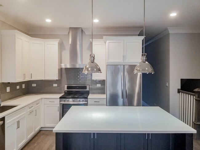 property at 1244 W Oakdale Ave