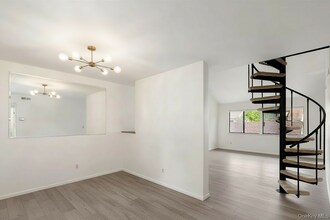 71 Fox Run in South Salem, NY - Building Photo - Building Photo