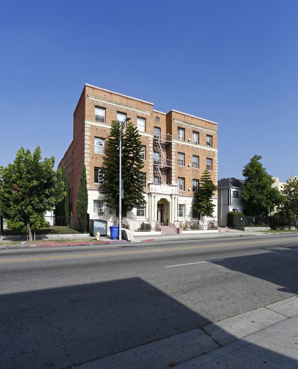 La Wiltona Apartments - Spacious and Full ... in Los Angeles, CA - Building Photo