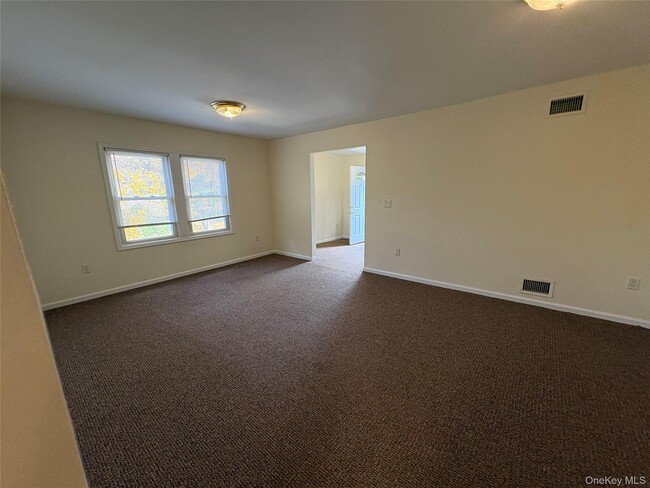 3 Brookwood St in Glen Head, NY - Building Photo - Building Photo