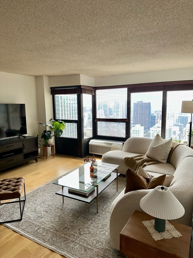 30 E Huron St, Unit 3805 in Chicago, IL - Foto de edificio - Building Photo