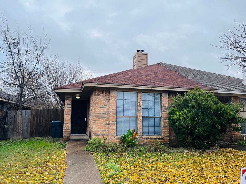 2423 Sherry St in Arlington, TX - Building Photo