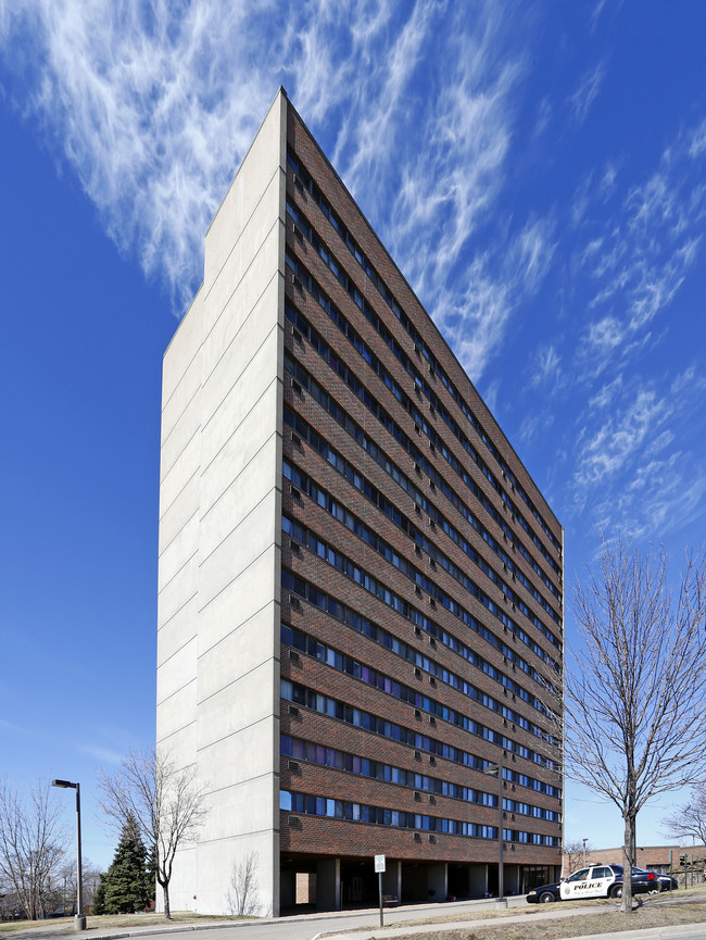 Seal Hi-Rise in St. Paul, MN - Building Photo - Building Photo