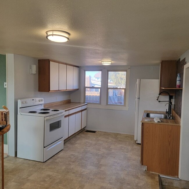 131 NE Prospect Ave in Lewistown, MT - Building Photo - Building Photo