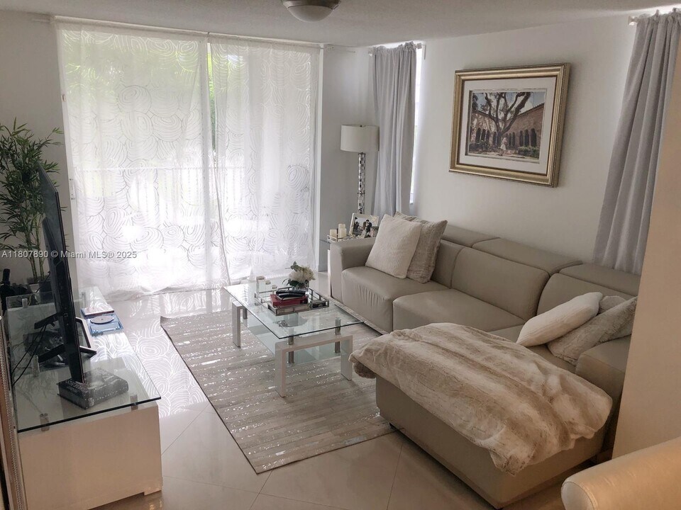 4350 NW 107th Ave in Doral, FL - Foto de edificio