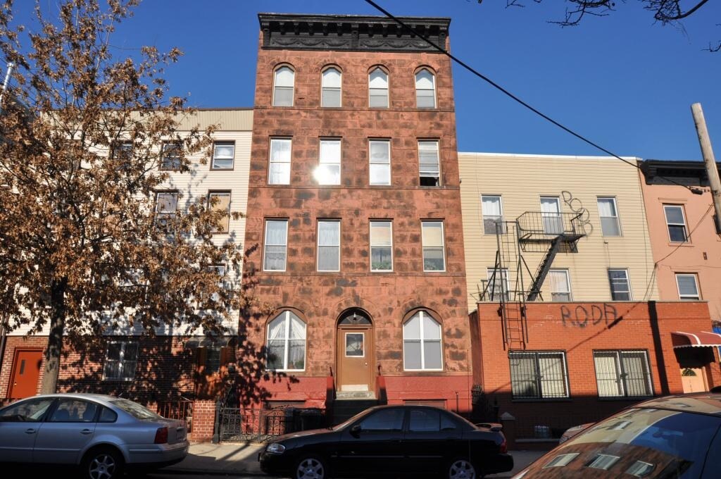 141 Meserole Ave in Brooklyn, NY - Building Photo