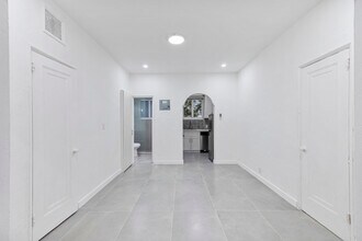 900 Pennsylvania Ave in Miami Beach, FL - Building Photo - Interior Photo