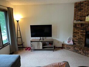 1467 Westview Dr in Coralville, IA - Foto de edificio - Building Photo