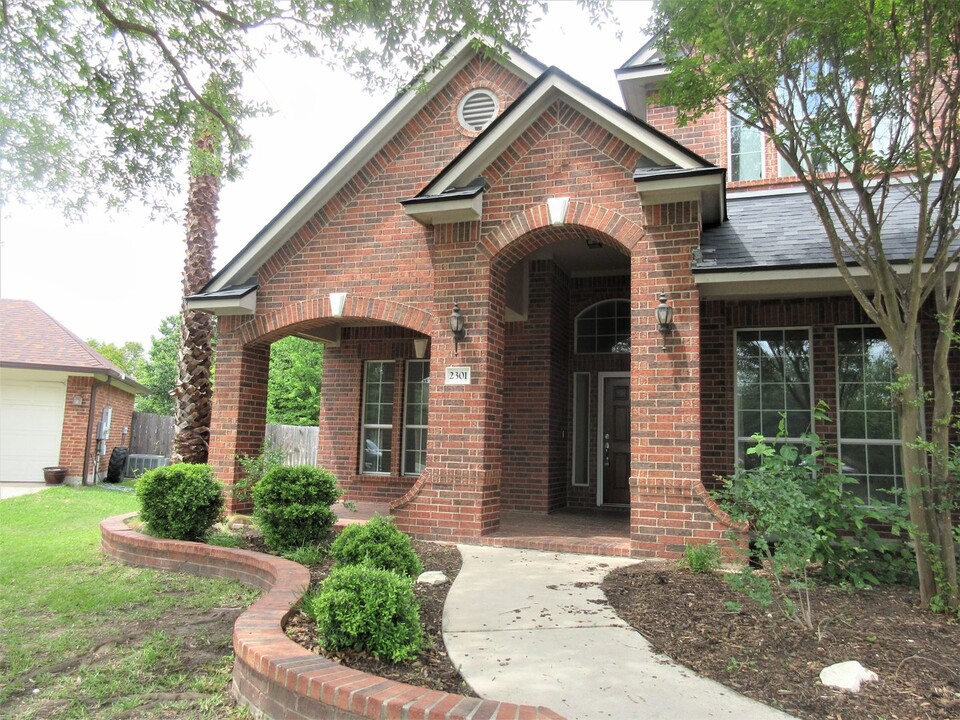 2301 Aaron Ross Way in Round Rock, TX - Building Photo