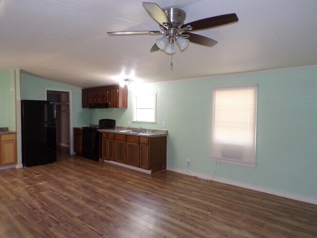919 Austin St in Kingsland, TX - Building Photo - Building Photo