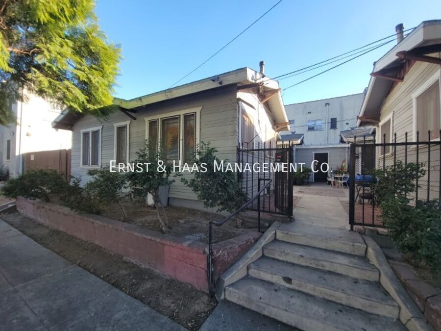 320 W 12th St in Long Beach, CA - Building Photo