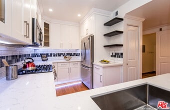 514 S Barrington Ave in Los Angeles, CA - Building Photo - Building Photo