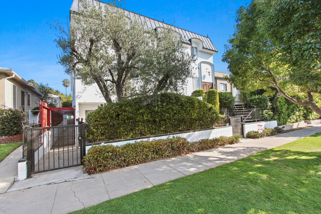 1037 10th Street in Santa Monica - North o