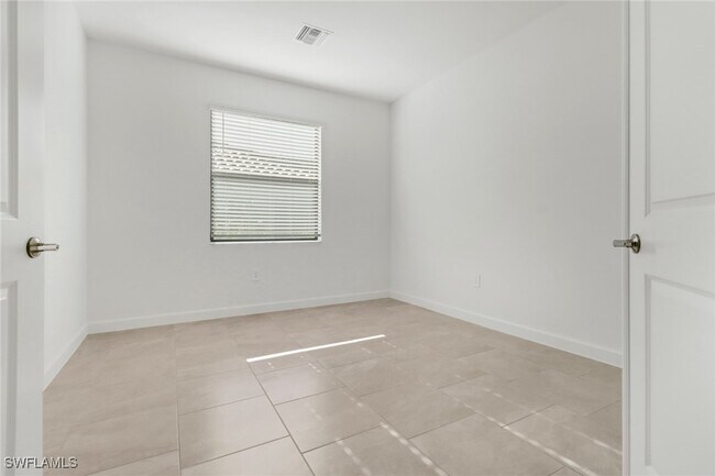 19600 Hinkley Dr in Estero, FL - Foto de edificio - Building Photo