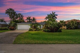 2032 Coral Point Dr in Cape Coral, FL - Building Photo