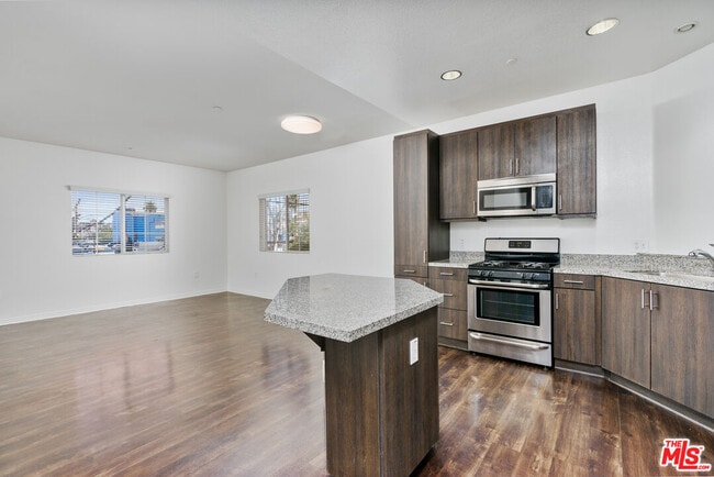 1408 W Washington Blvd in Los Angeles, CA - Foto de edificio - Building Photo