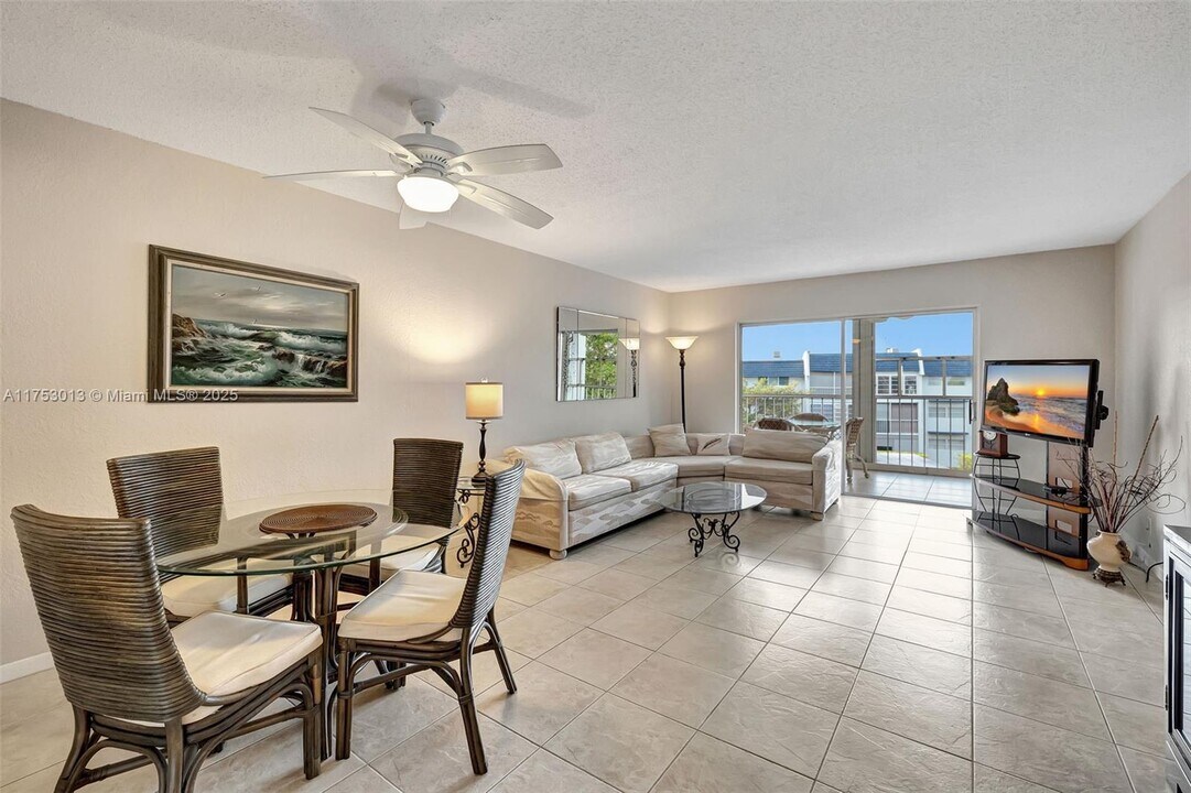 7897 Golf Cir Dr in Margate, FL - Building Photo
