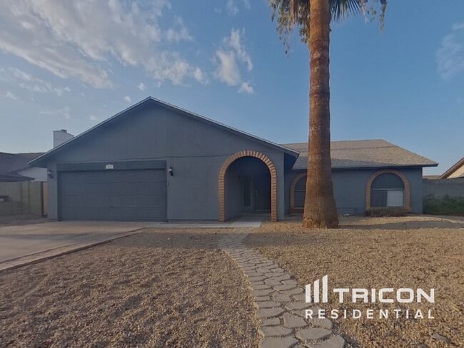 7937 W Windrose Dr