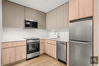 BRUCKNER BOULEVARD in Bronx, NY - Building Photo - Building Photo