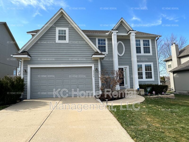 15372 S Hallet St in Olathe, KS - Building Photo