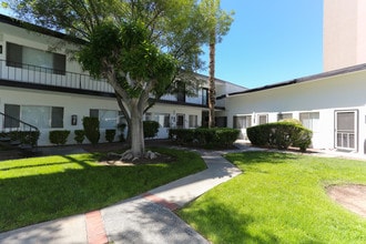 The Diplomat Apartments in Las Vegas, NV - Foto de edificio - Building Photo