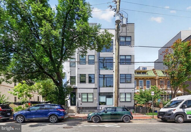 927 Kennedy St NW