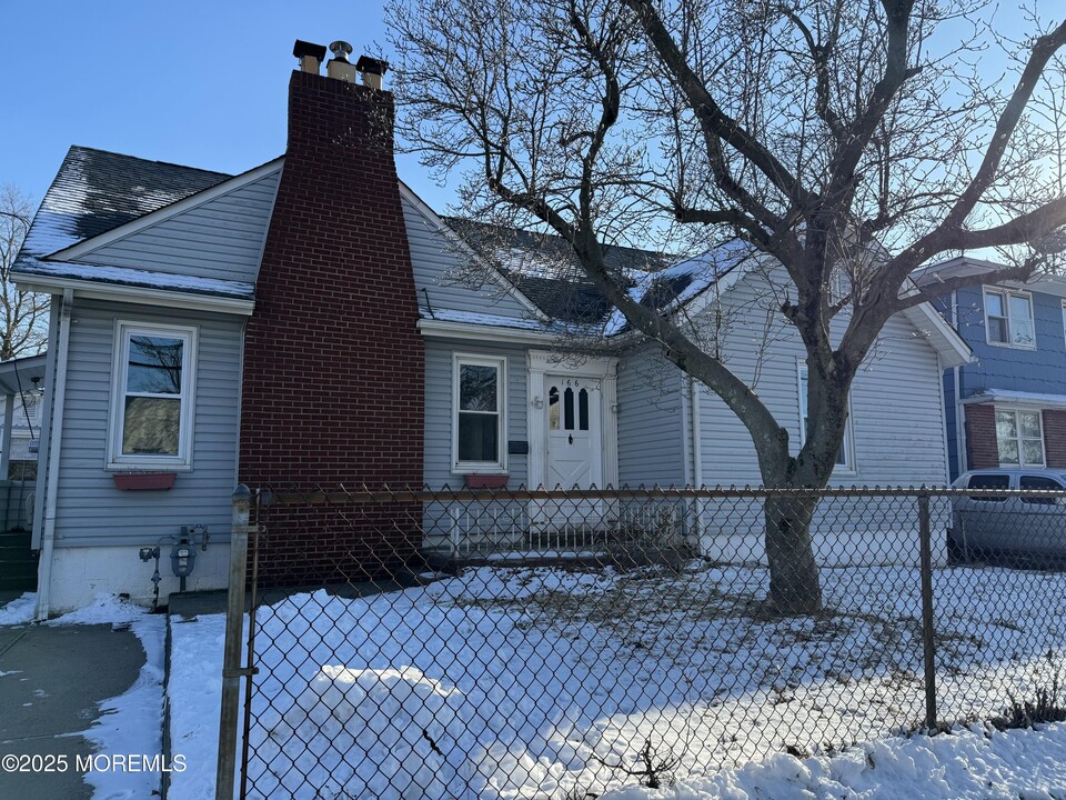 166 Seeley Ave in Keansburg, NJ - Building Photo