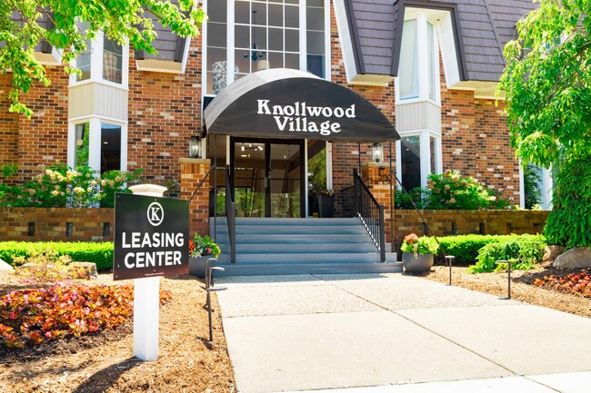 Knollwood Village Apartments in Grand Blanc, MI - Foto de edificio - Building Photo