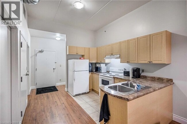 150 Colborne St W in Brantford, ON - Building Photo - Building Photo