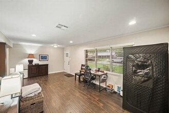 5810 Wigton Dr in Houston, TX - Building Photo - Building Photo