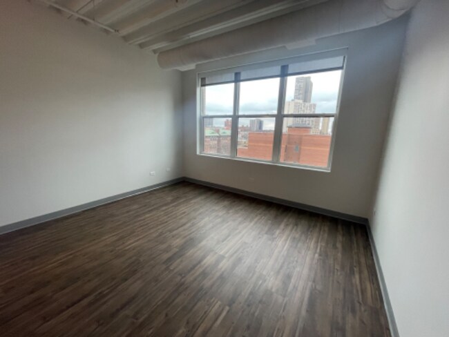 property at 3917 N Sheridan Rd