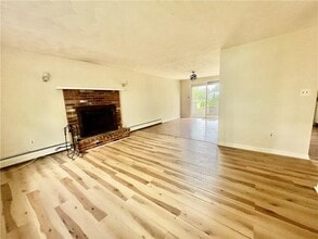 1069 Green End Ave in Middletown, RI - Building Photo - Building Photo