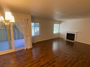 22113 Burbank Blvd in Los Angeles, CA - Foto de edificio - Building Photo