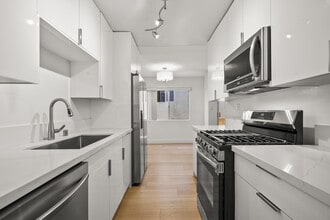 12030 Rochester Ave, Unit 107 in Los Angeles, CA - Building Photo - Building Photo