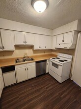 1005 Oak Tree Dr in Chapel Hill, NC - Building Photo - Building Photo