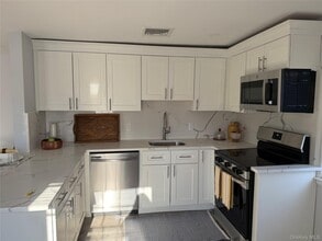 1 E Main St in Huntington, NY - Building Photo - Building Photo