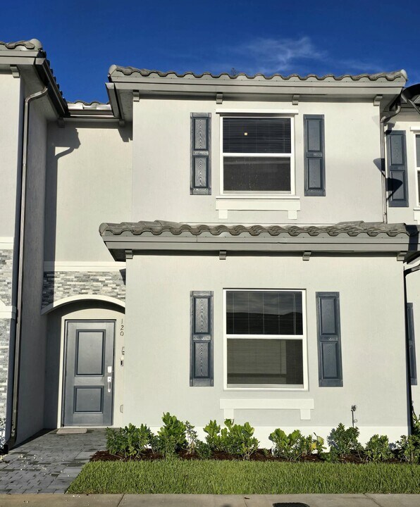 120 SE 10th St in Florida City, FL - Building Photo