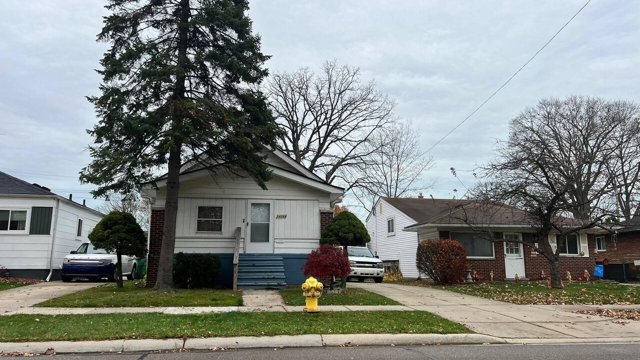 24268 Schroeder Ave in Eastpointe, MI - Building Photo