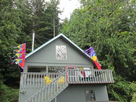 585 Raccoon Point Rd in Eastsound, WA - Building Photo