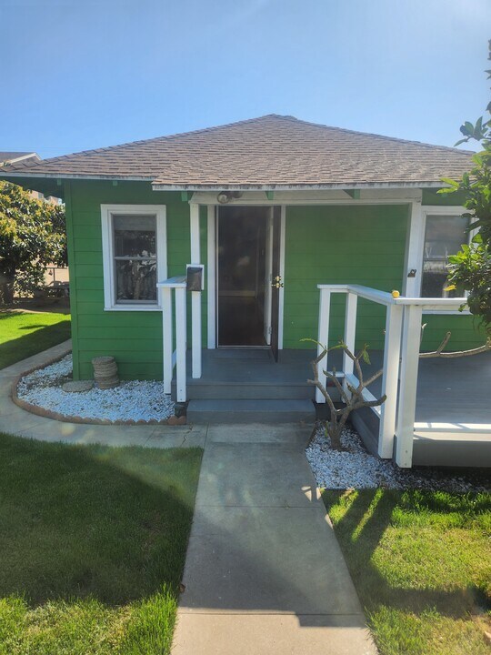 4417 Mentone St in San Diego, CA - Building Photo