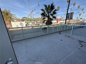 5750 Hollywood Blvd, Unit 232 in Los Angeles, CA - Building Photo - Building Photo