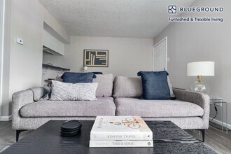 126 W Alpine Rd in Austin, TX - Foto de edificio - Building Photo