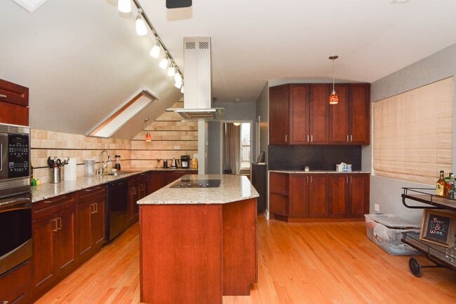 944 N Winchester Ave, Unit J07P