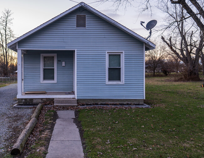 908 S Main St in Flora, IL - Building Photo - Building Photo