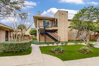 704 Bering Dr, Unit F in Houston, TX - Building Photo - Building Photo