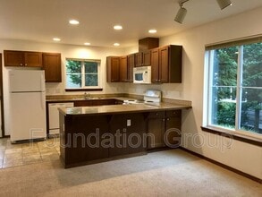 12545 Roosevelt Way NE in Seattle, WA - Foto de edificio - Building Photo