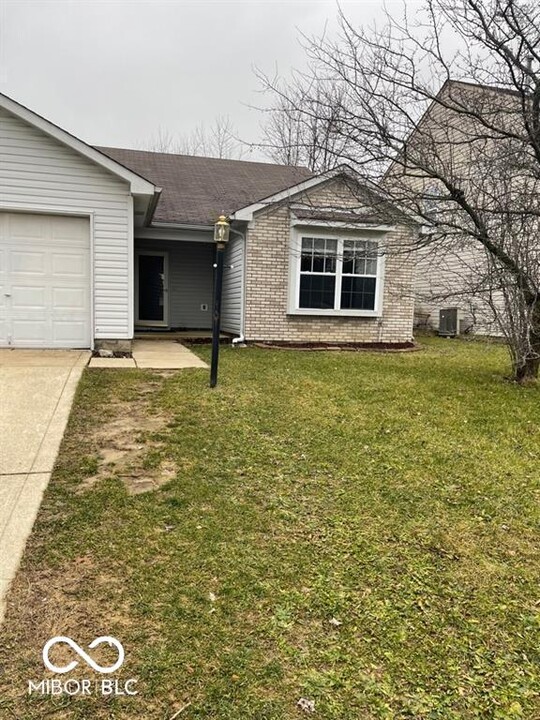 1442 Osprey Way in Greenwood, IN - Building Photo