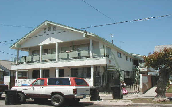 250 W 15th St in San Pedro, CA - Building Photo