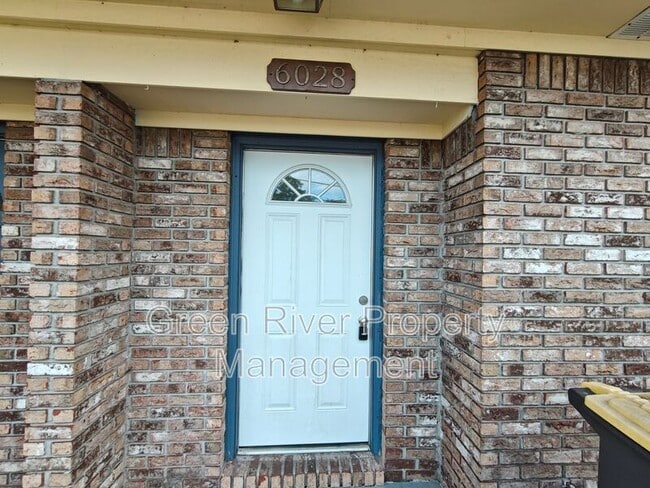 6028 Duclay Rd in Jacksonville, FL - Foto de edificio - Building Photo