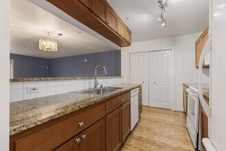 701 1st Ave N in Seattle, WA - Building Photo - Building Photo